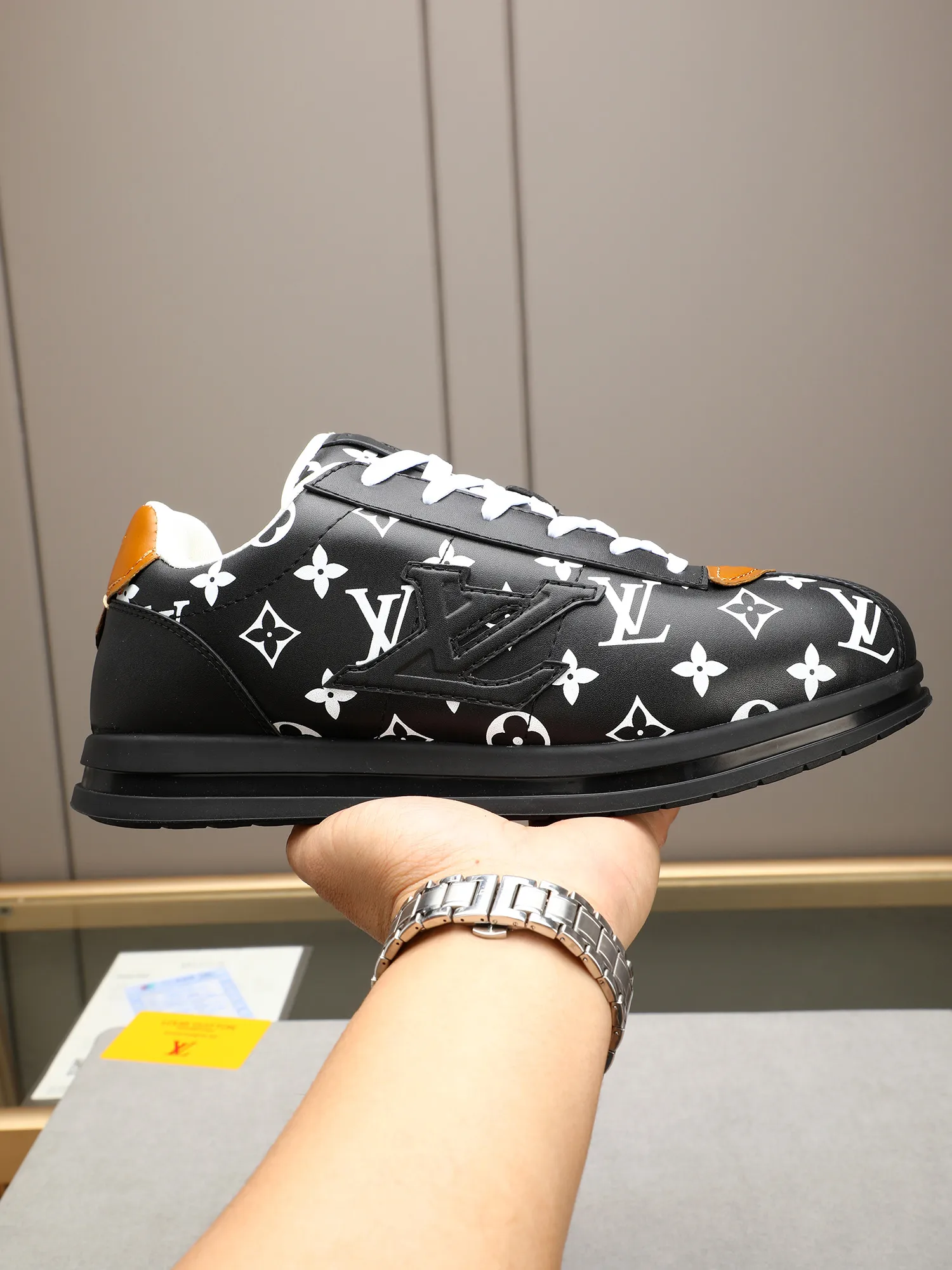 Men's Men's Shoes 💰500 LV Louis Vuitton L Jialu Brand Runner Tatic Series Thick-soled Casual Sports Shoes Running Shoes Original purchase, development, production This LV Runner Tatic sports shoe combines technical materials such as mesh fabric and ribbons to interpret the inspiration of traditional mountaineering shoes. LV letters are written on one side, the lariat buckle of the quick lacing system is embellished with Monogram flowers and Louis Vuitton logos, and the light and wear-resistant rubber outsole completes the whole. ▪️Fabric: Original imported cowhide + mesh ▪️Inner lining: Original customized breathable mesh ▪️Sole: Original open-molded anti-slip rubber combination material ▪️Size: Men's 40-44 (45 46 customized)